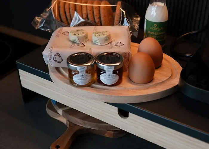 The Owl シャレー Sneaton